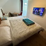 Ashcroft Quiet Garden House-London Luton Airport