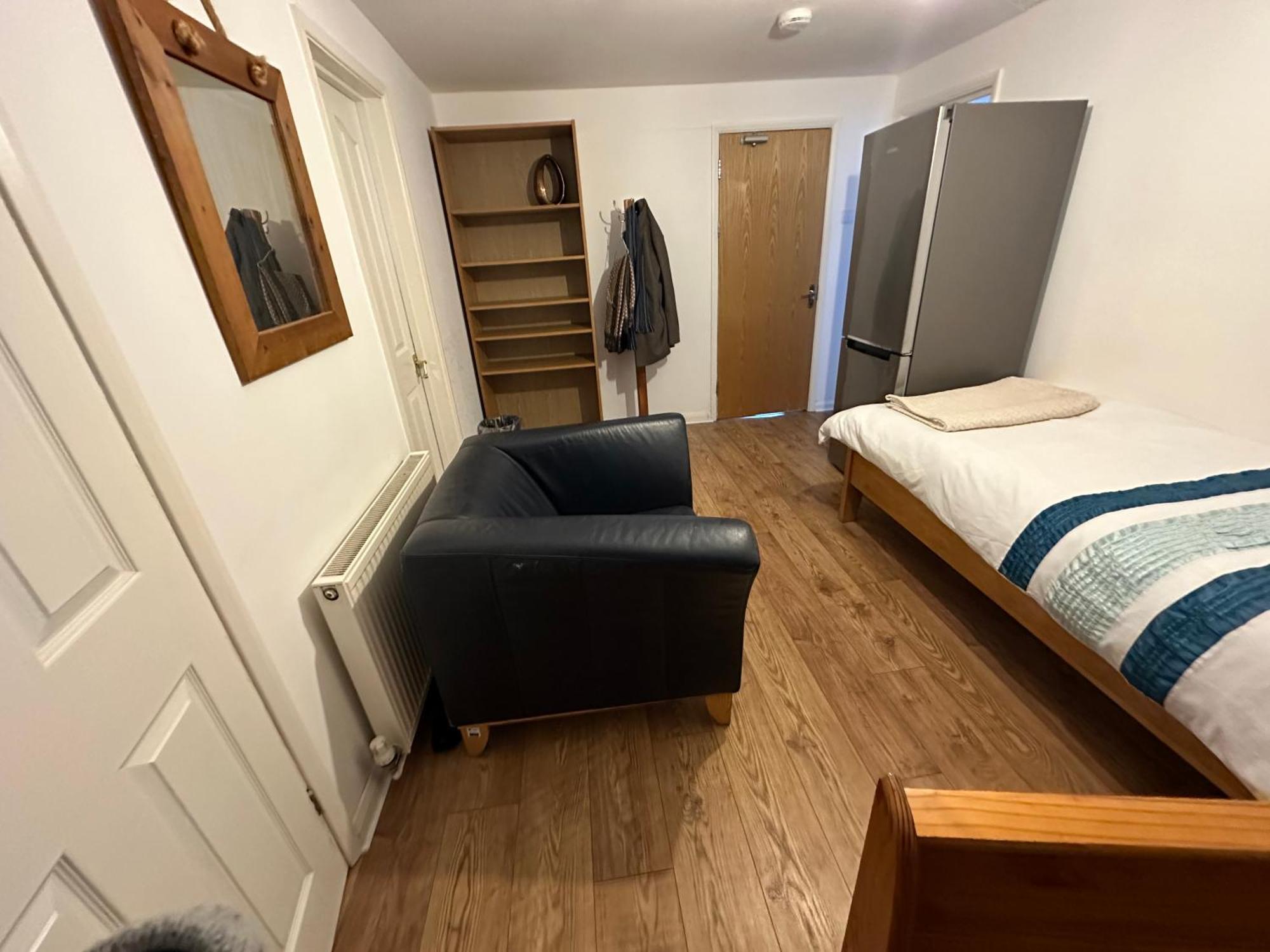 Homestay Ashcroft Quiet Garden House-london Luton Airport *