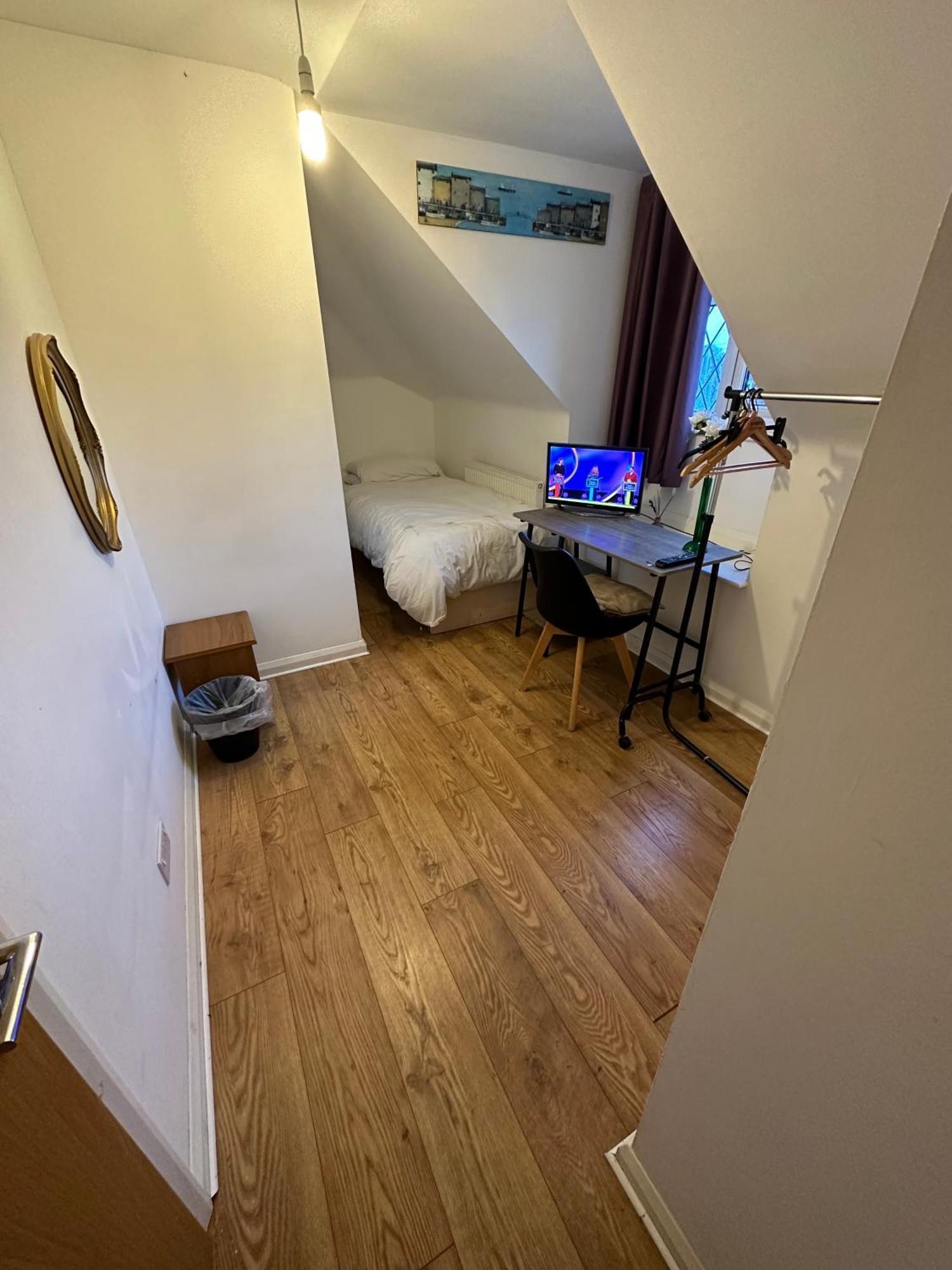 Ashcroft Quiet Garden House-london Luton Airport